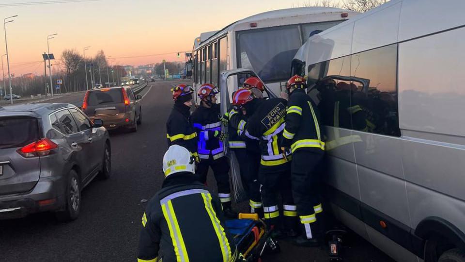 У поліції попередили про ускладнений рух транспорту в напрямку Житомира через ДТП.