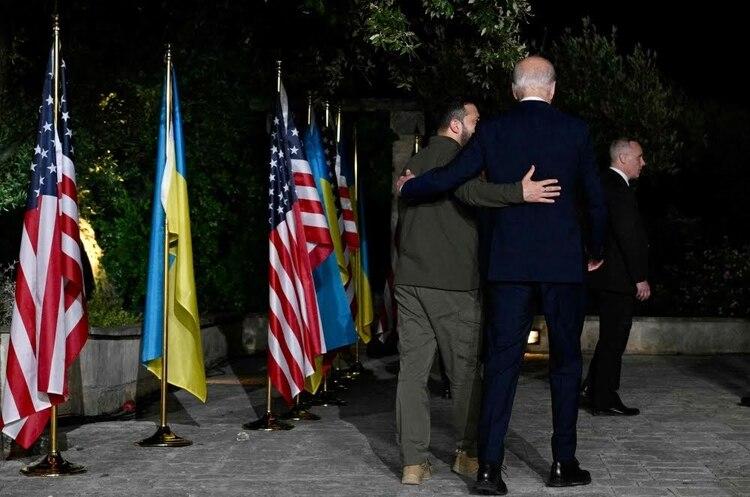 США предоставили Украине лишь половину обещанной военной помощи, сообщает Reuters.