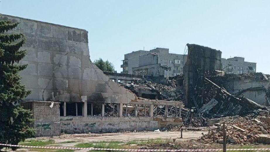 В Павлограде на месте разрушенного ракетой Дворца культуры нашли боеприпасы.