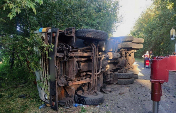 Смертельна ДТП на Київщині: п’яний водій перекинув &quot;КамАЗ&quot;, в якому сидів його маленький син